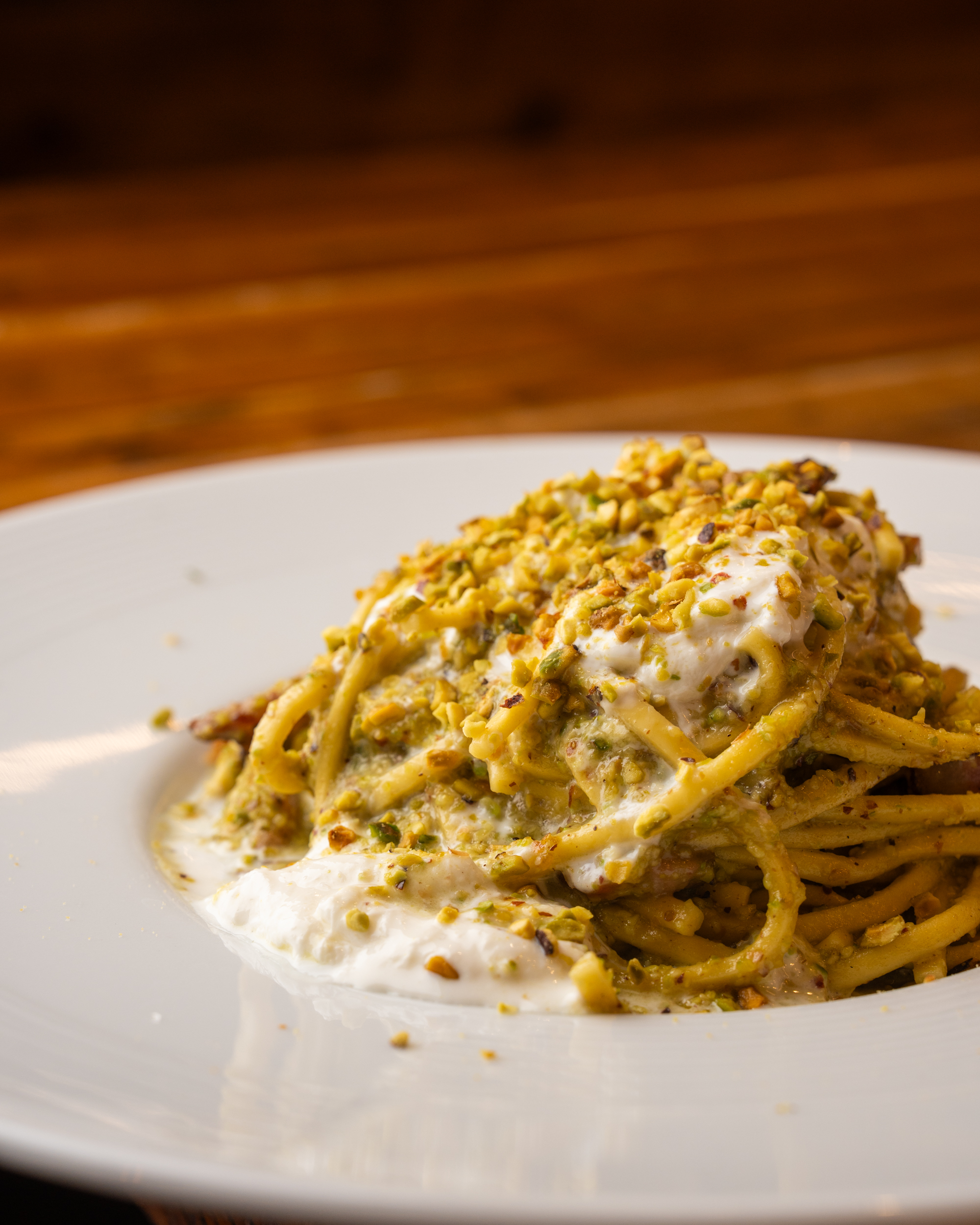Spaghetto con crema di pistacchio, guanciale croccante e stracciatella