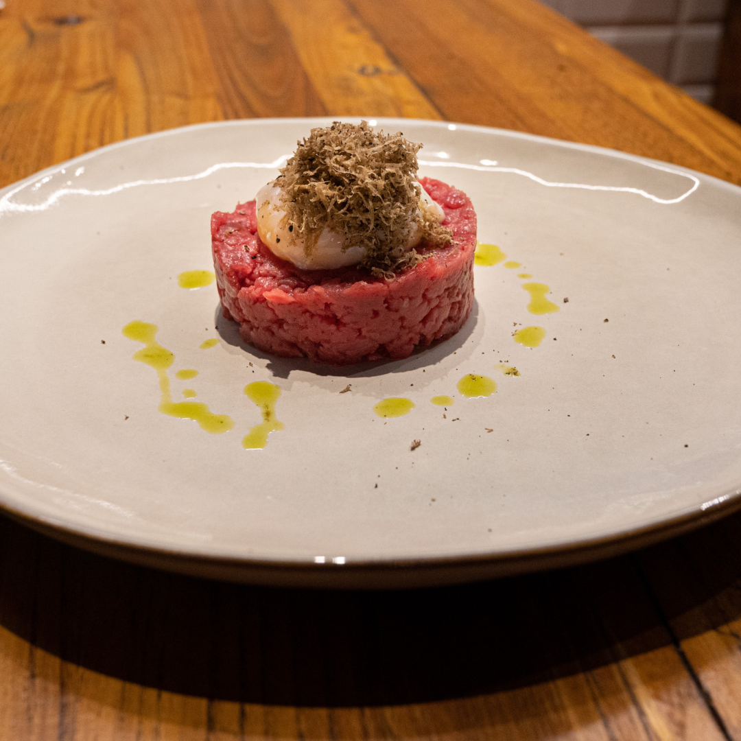 TARTARE DI CHIANINA, TARTUFO, CROSTINI, OLIO E SALE