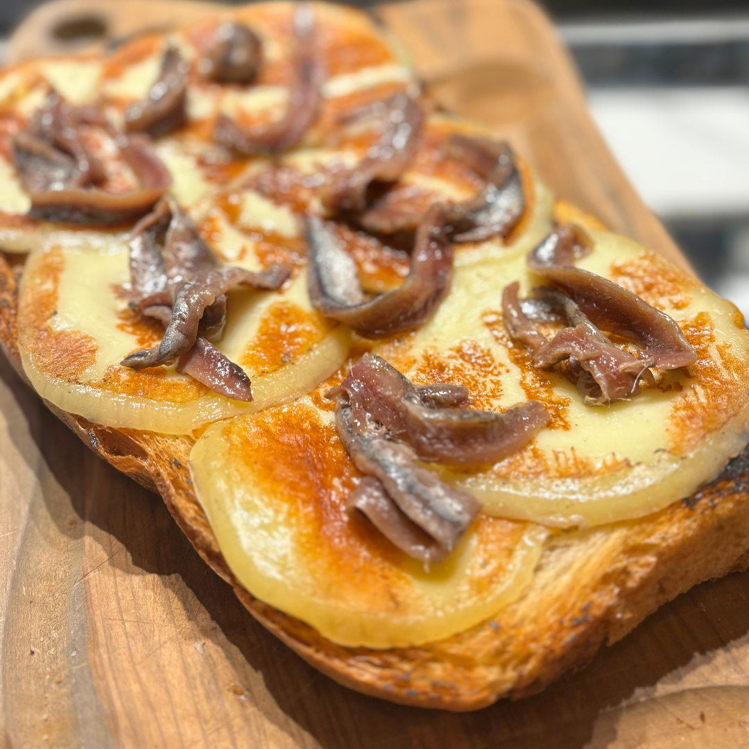Bruschettone con alici e caciocavallo