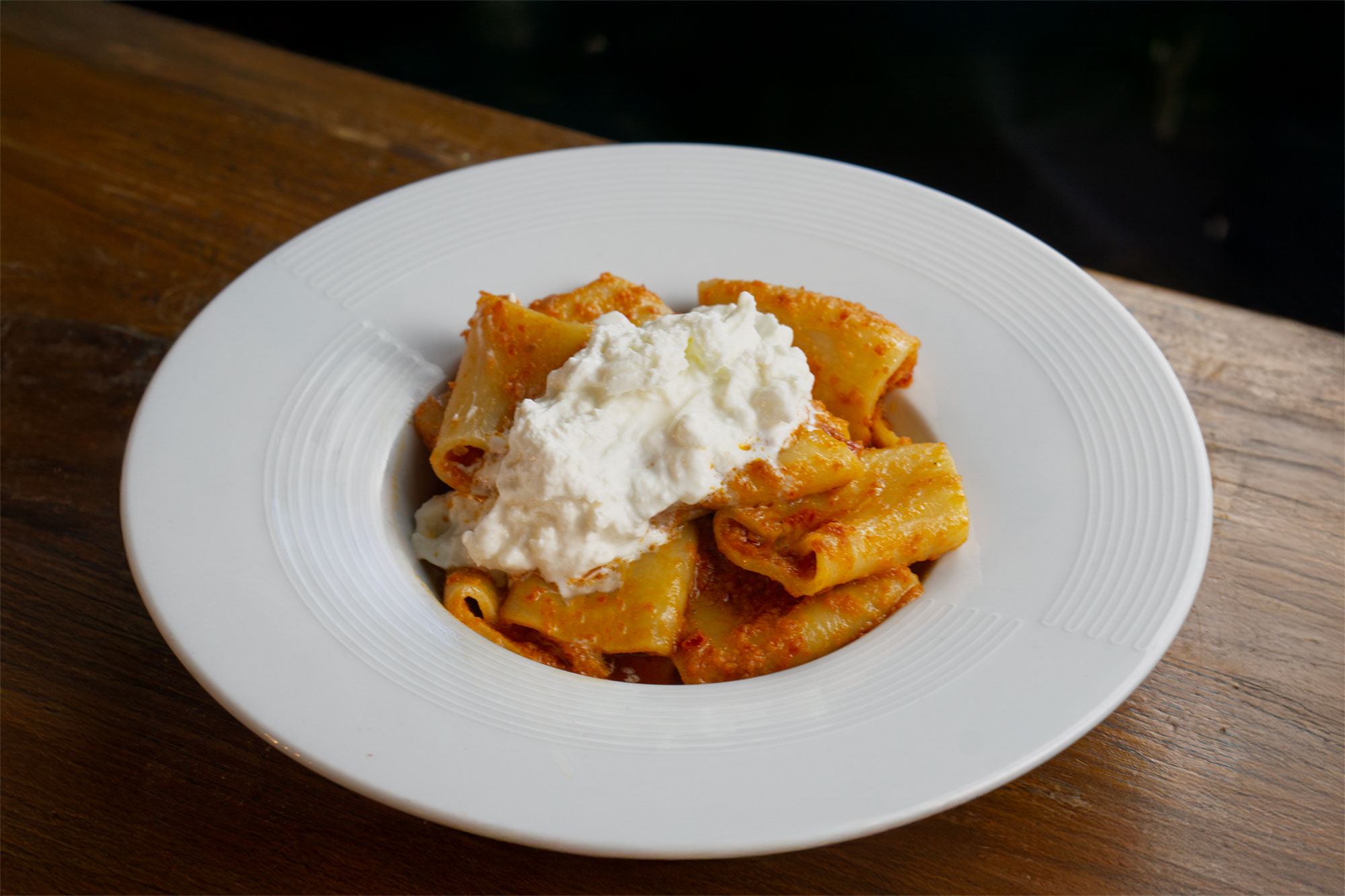 PACCHERI AL PESTO DI POMODORI SECCHI, STRACCIATELLA & CRUMBLE DI TARALLO ALLE OLIVE